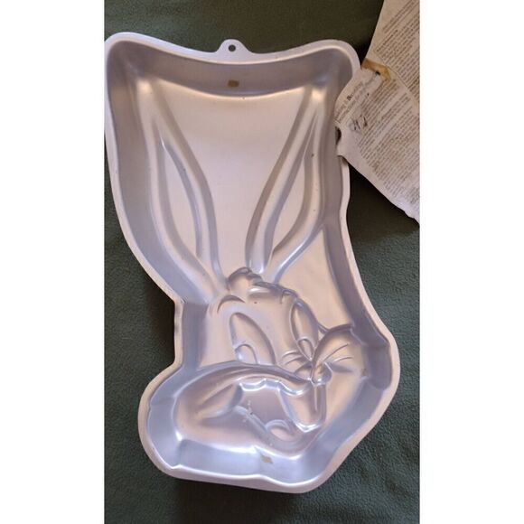 BUGS BUNNY NEW Wilton 2105-2553 Bugs Bunny Cake Pan Mold w/Instructions (instruc - Picture 2 of 3